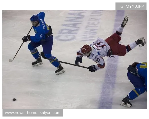 冰球比赛一队全体摔倒成搞笑集锦